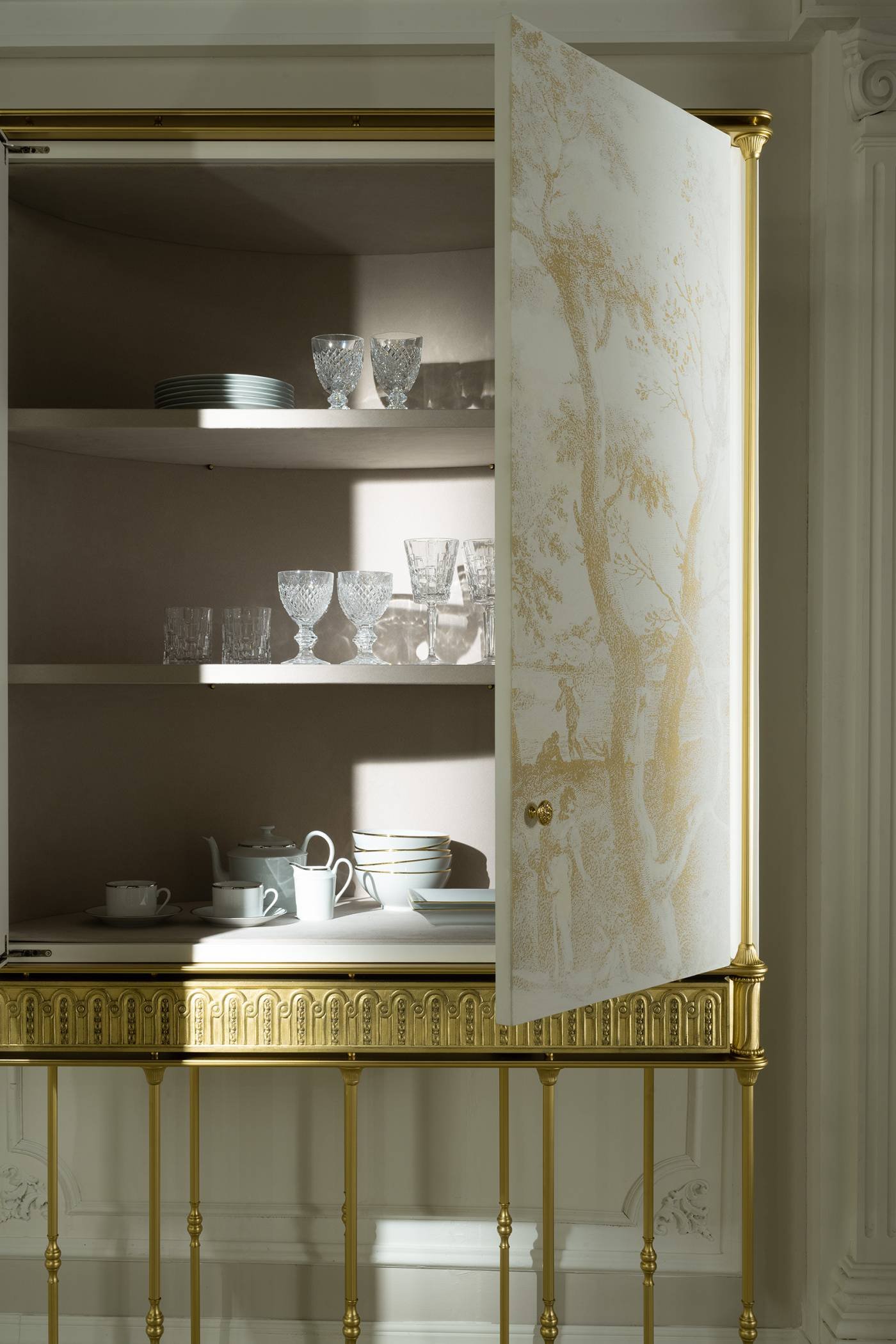 JC_Eclectic-Decor_Lumiere_Cabinet_02
